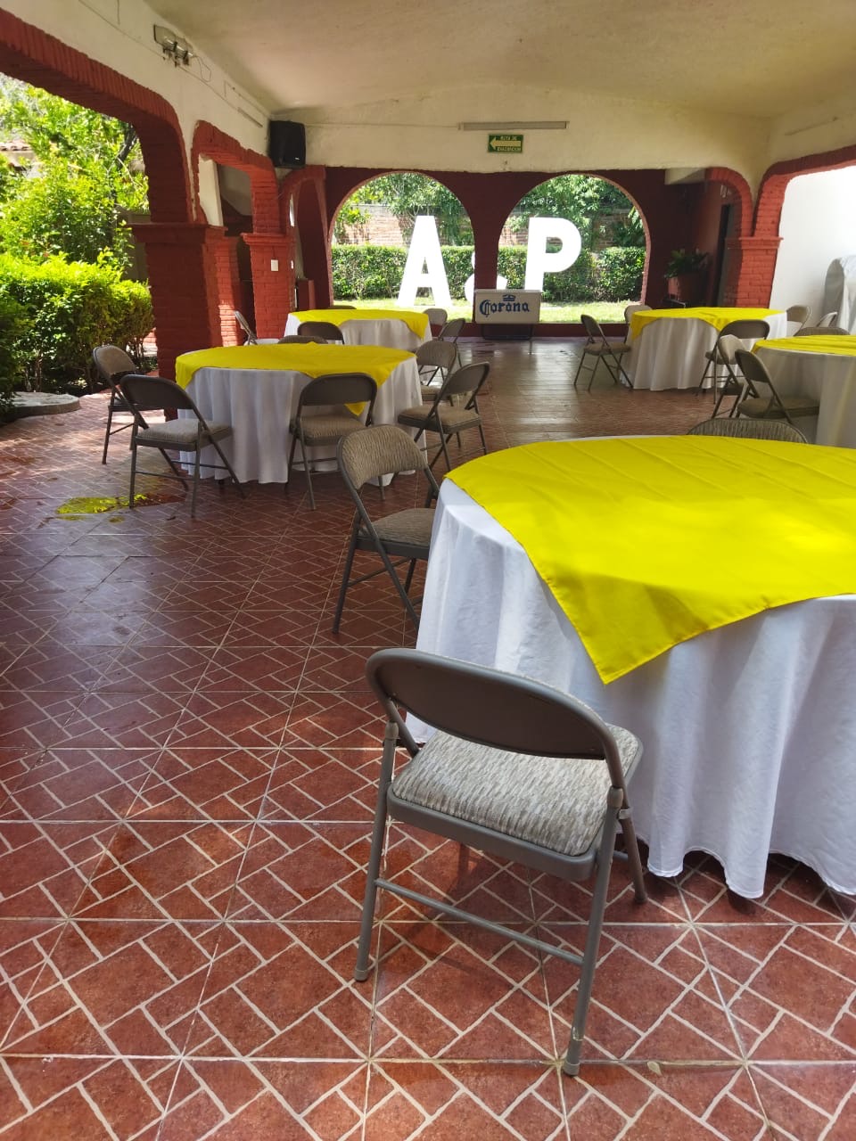 Área techada del salón con mesas montadas